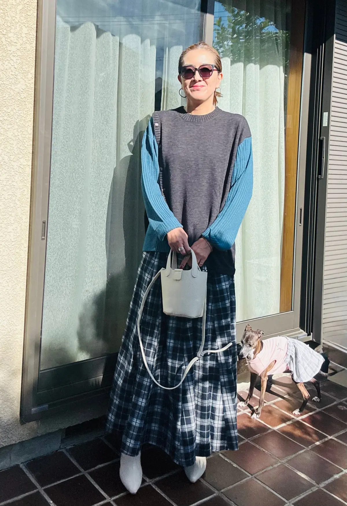 大人に似合う白ブーツ、白バッグコーデの画像_4