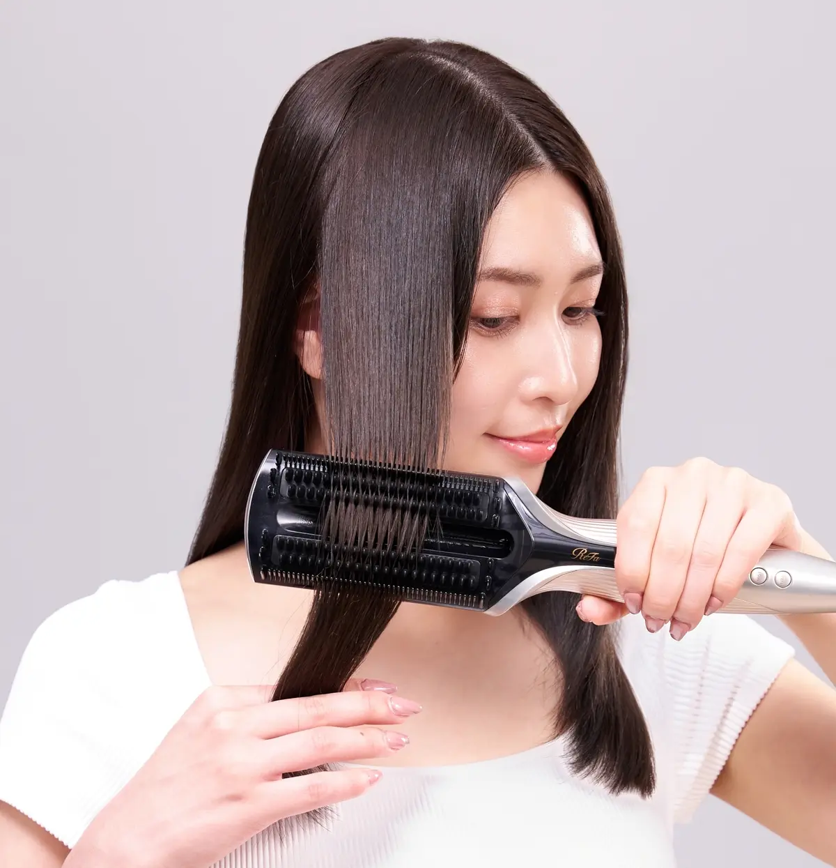 ReFa TREATMENT IRON（リファトリートメントアイロン） カラー：シャンパングレージュ　￥35200／MTG　「梳かす」というワンアクションで毛流れを美しく整えてくれるヘアアイロン。これだけでも十分魅力的なのに、さらにうれしい機能が！