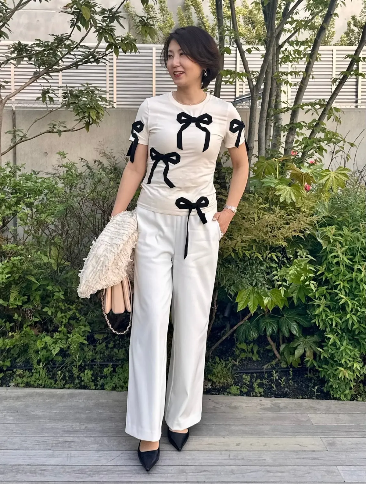 50代コーデ｜リボンTシャツ×白パンツでの画像_9