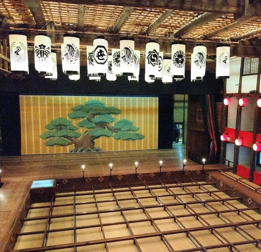 金丸座の愛称で親しまれている、旧金毘羅大芝居