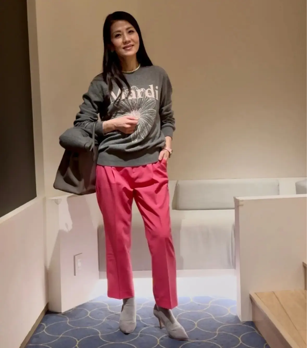 ピンク　パンツ　グレー×ピンク　マルディメクルディ　ニットコーデ