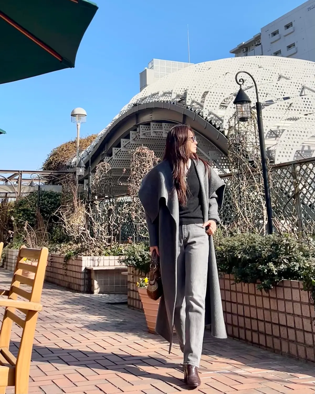 大人のブラックデニムコーデの画像_8