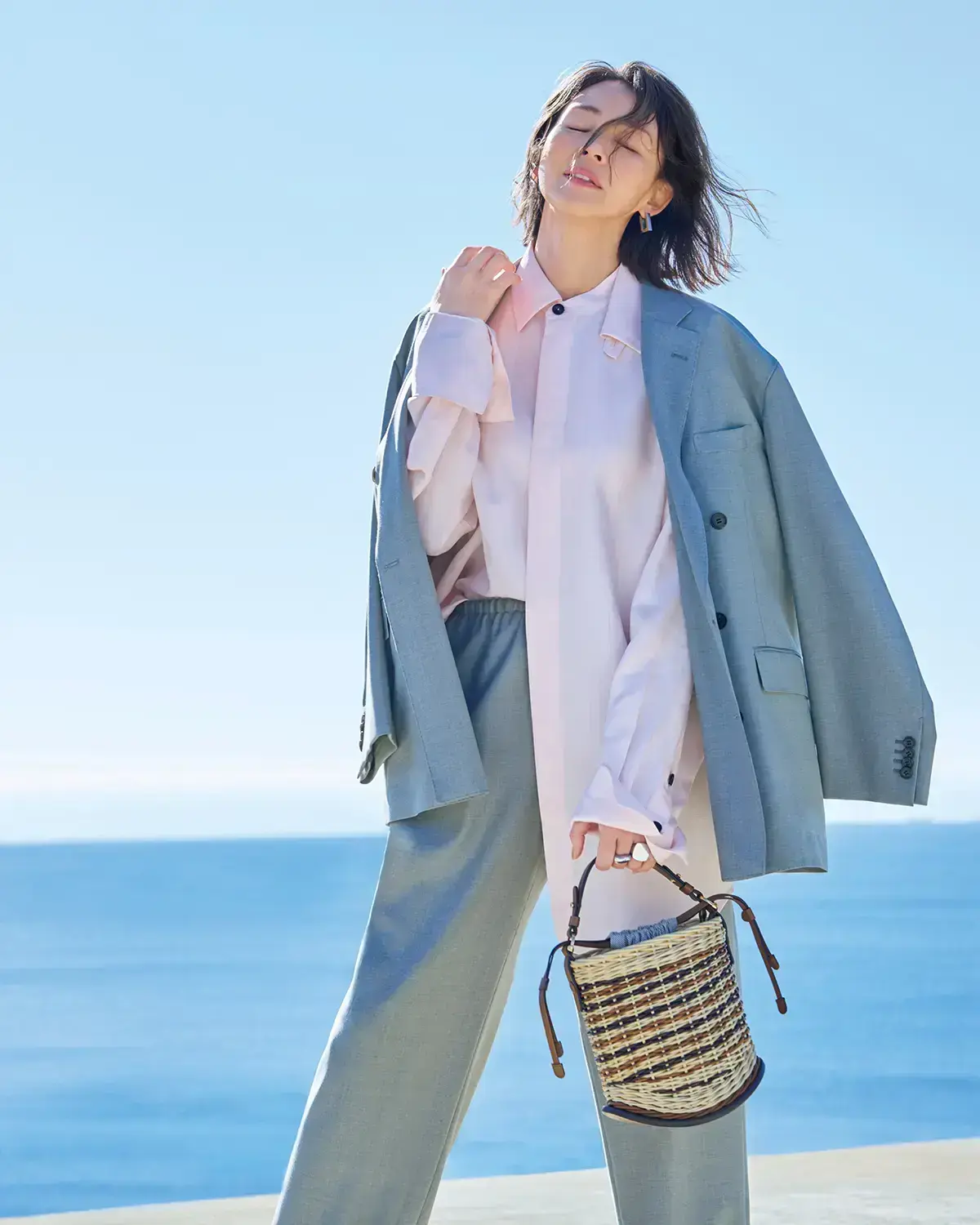 淡いトーンでそろえたグレー×ピンク。春に目覚める、美しい気配