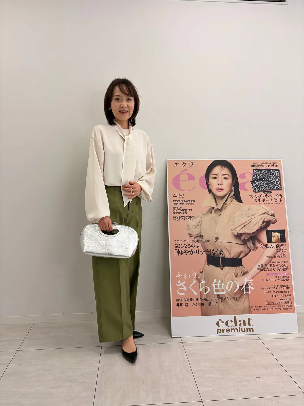 白のとろみブラウスとカーキのベイカーパンツでキレイ目コーデ