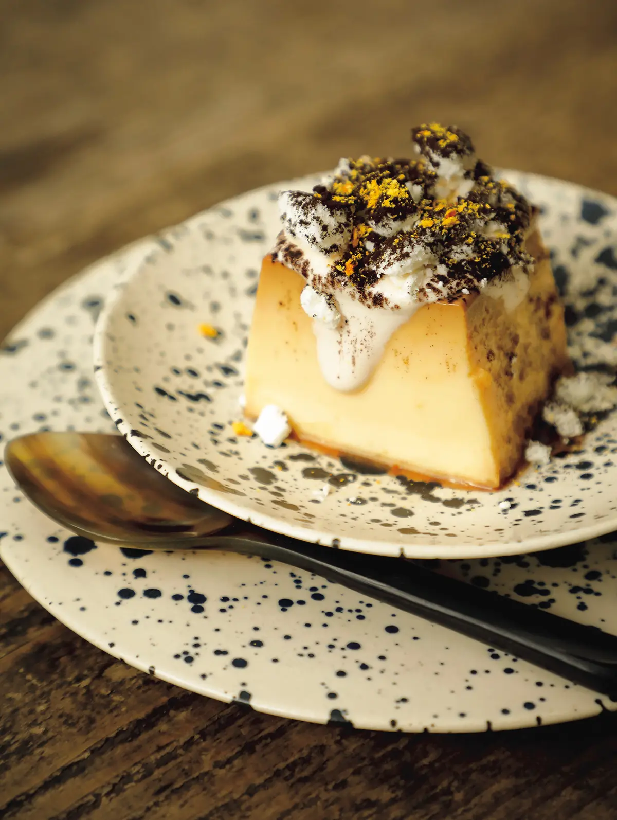 チャイクリームやブラックココ ア、みかんの皮のパウダーをトッピングしたプリン