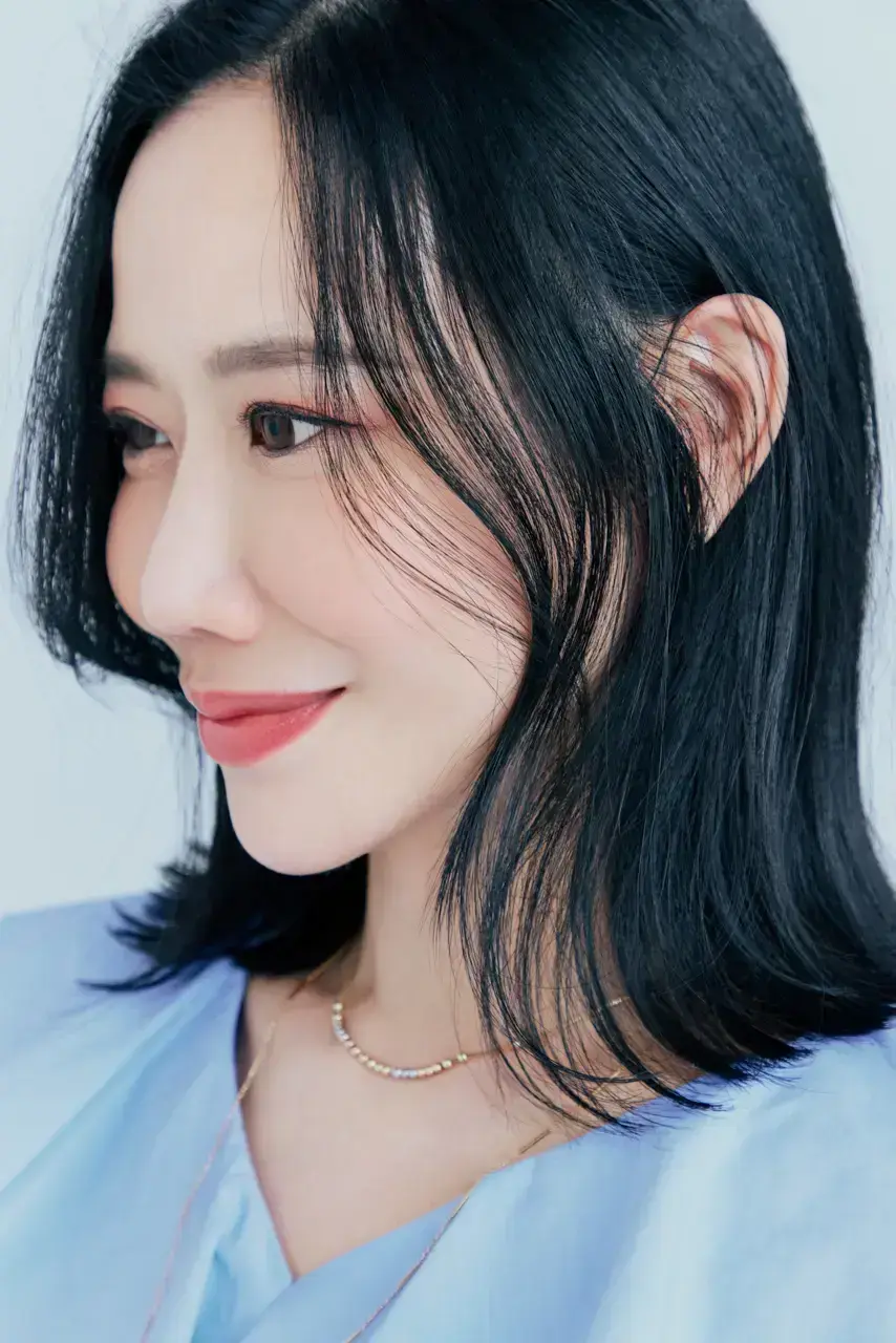 リズムを生むハネ感で、ミディアムに軽やかなニュアンスを【50代髪型・ヘアスタイル】