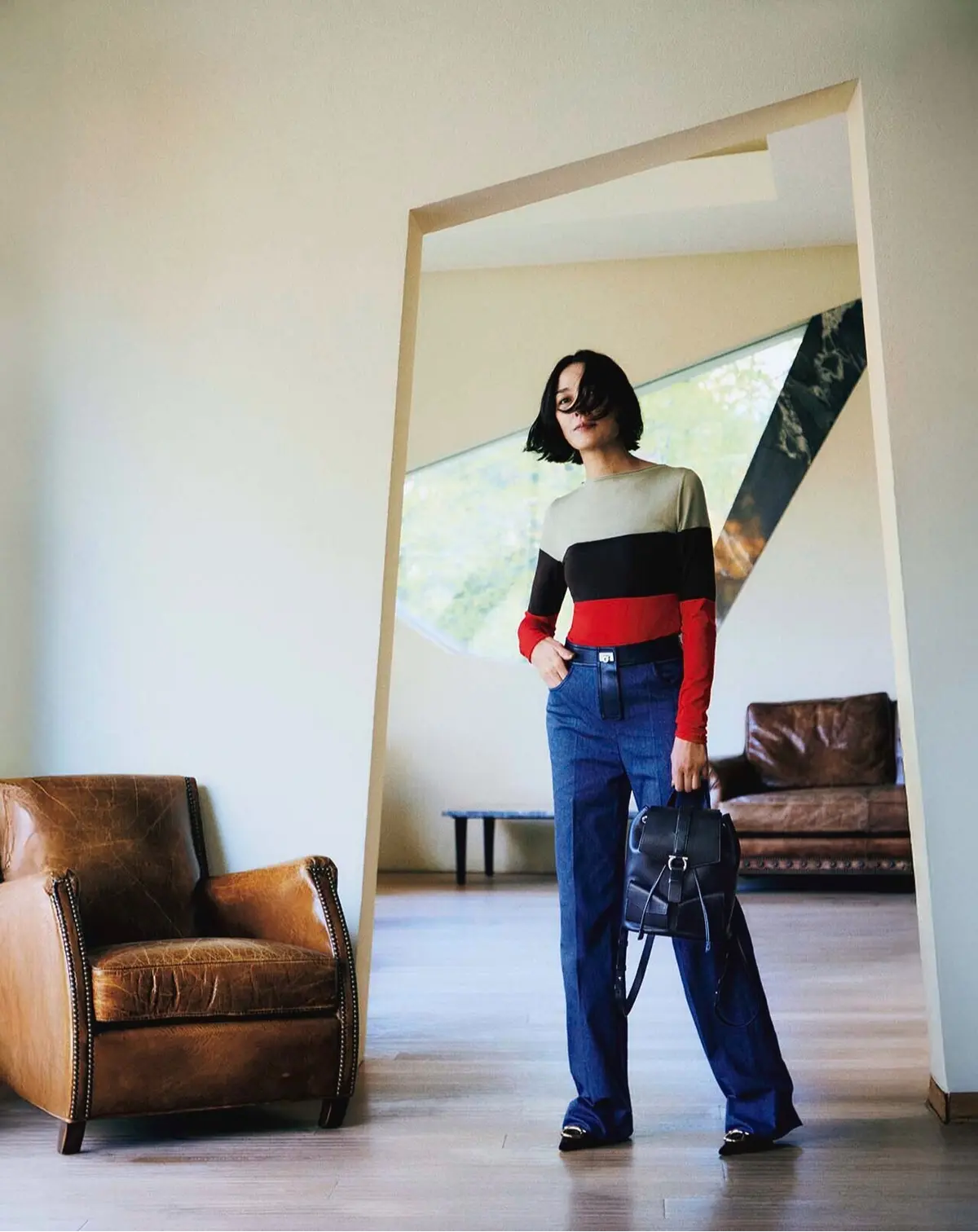 フェラガモのバッグを持った板谷由夏