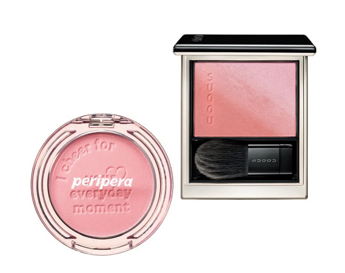 石井美保　膨らましケア　おすすめコスメ　肌がカサッと見えやすい人は、繊細にきら めく右上側のピンクを。柔らかな印象の頰に。 ブラーリング カラー ブラッシュ 07 ￥6,600 ／SUQQU　❷ふんわりサラサラの質感で、 透け感のある発色。イエベと相性のいいコー ラル系。ブルベ対応の色もラインナップ。ペ リペラ ピュア ブラッシュド サンシャイン チーク 12 ￥880／クリオジャパン