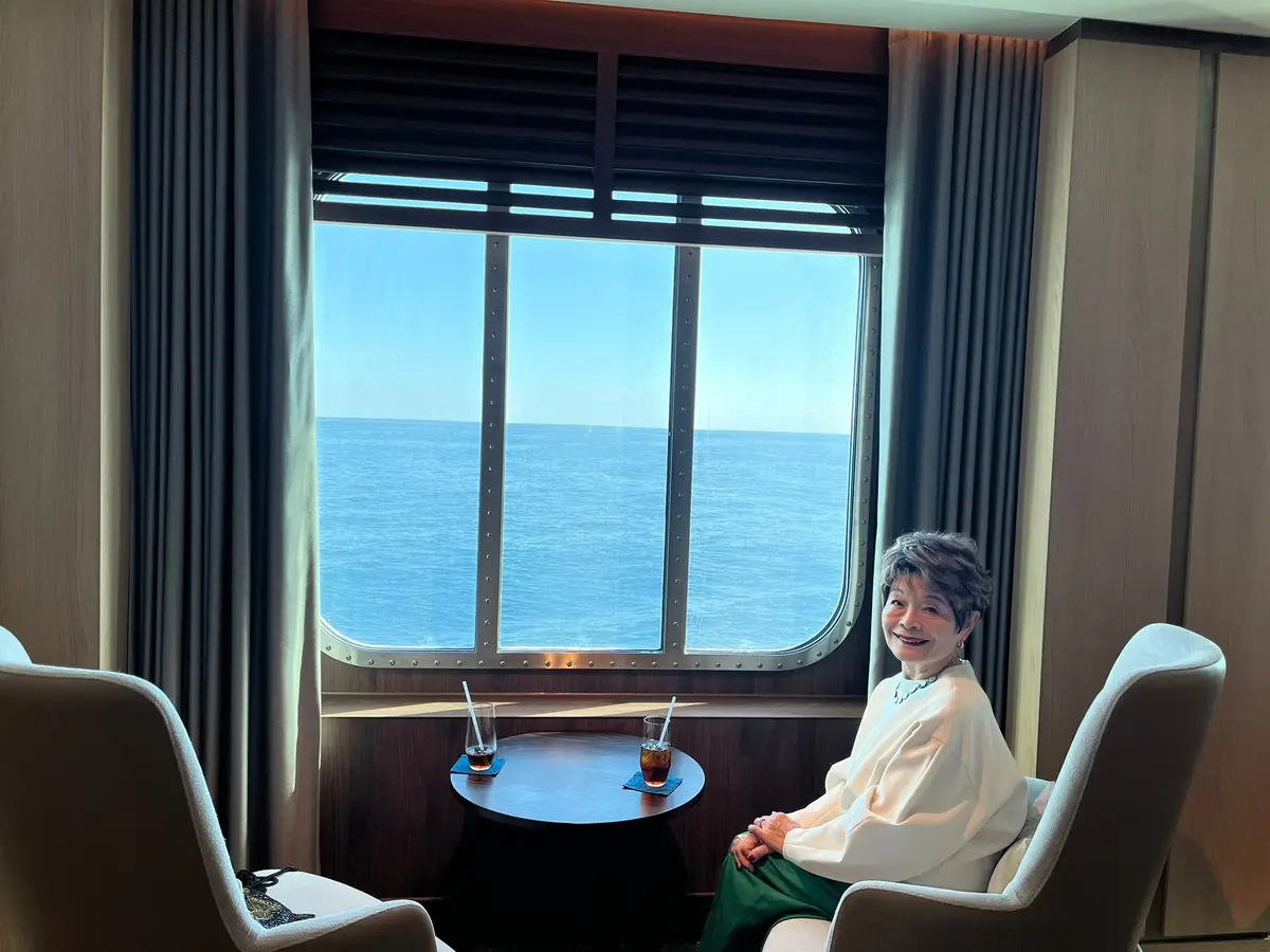 三尋木奈保さん、クルーズ旅でのお茶光景