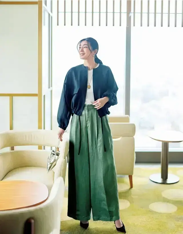 春から夏に黒のはおりものを取り入れるならほんのりとした透け感のあるブルゾンを　春コーデ