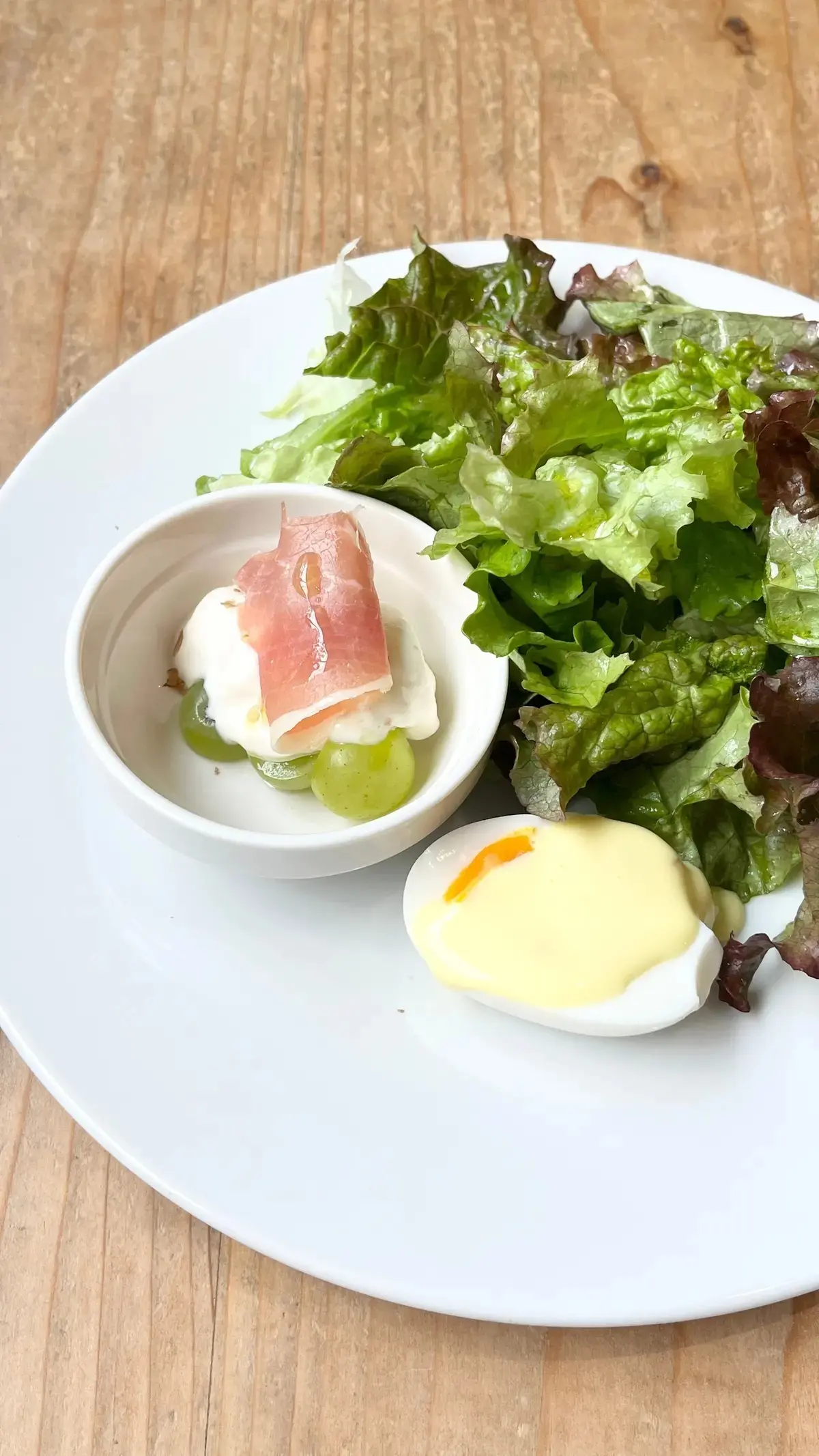 すすきの unnoe　サラダ　北海道旅行　グルメ