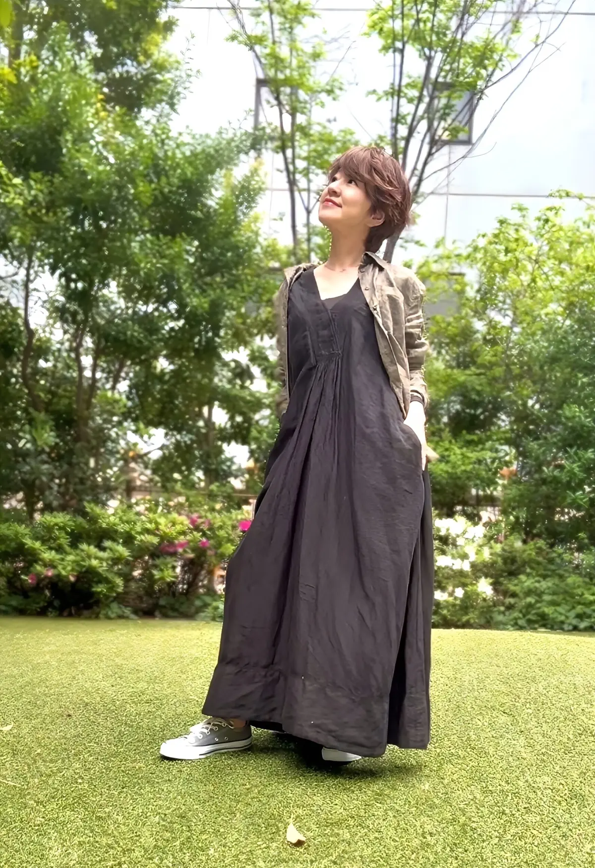 【新緑のエネルギーを纏う、大人の黒ワンピの画像_3
