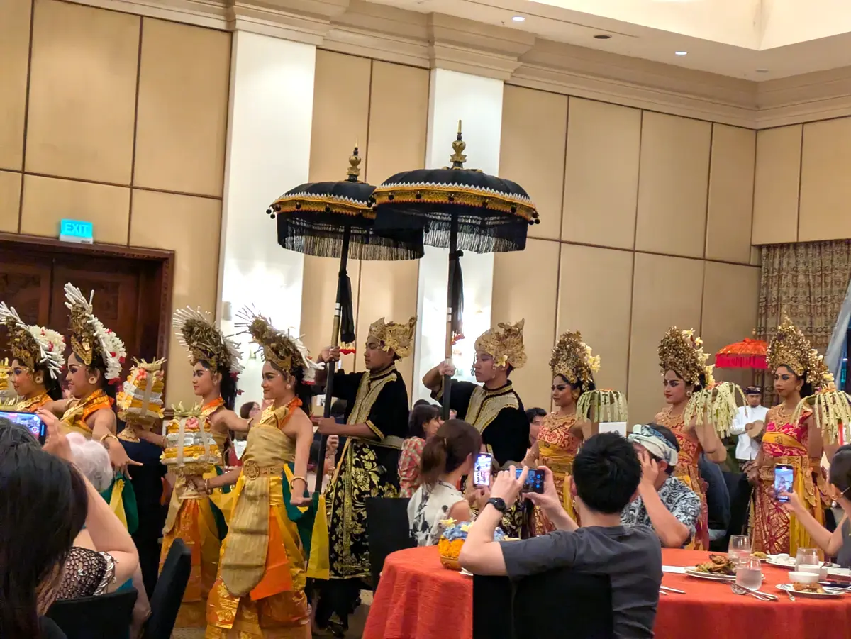 ティルタ・サリ歌舞団。