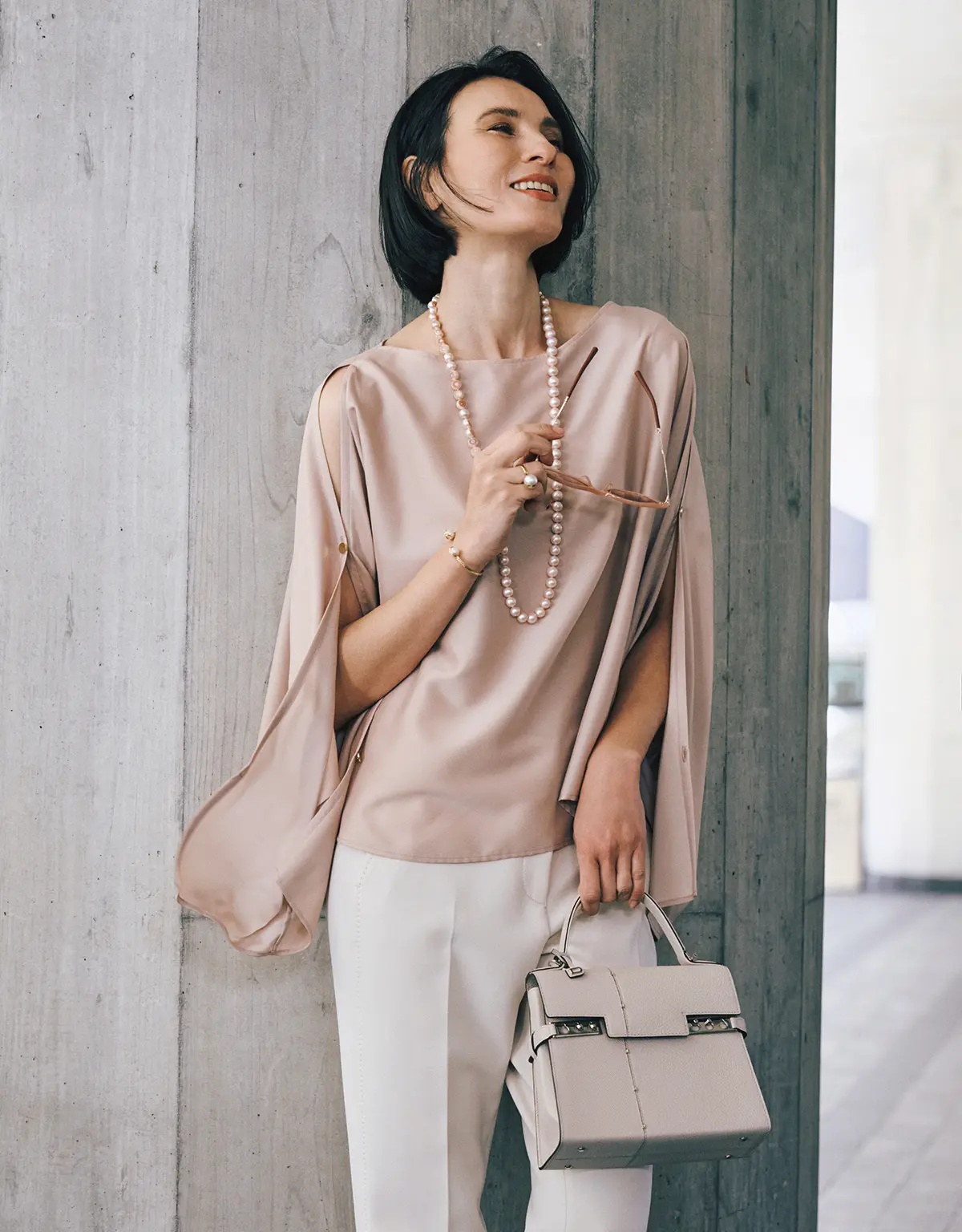 技ありスリットで 視線を集める優雅な手もとに