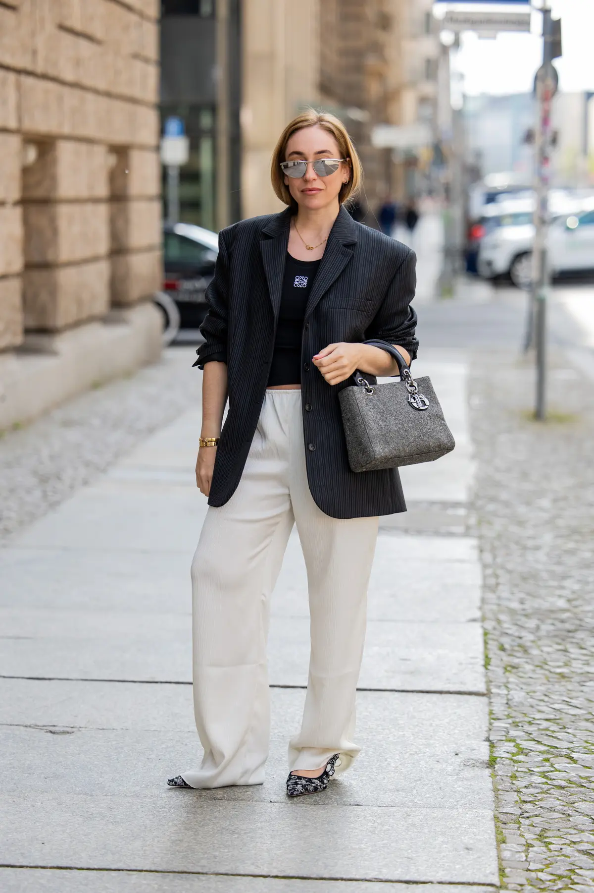 白パンツ　ジャケット　春コーデ