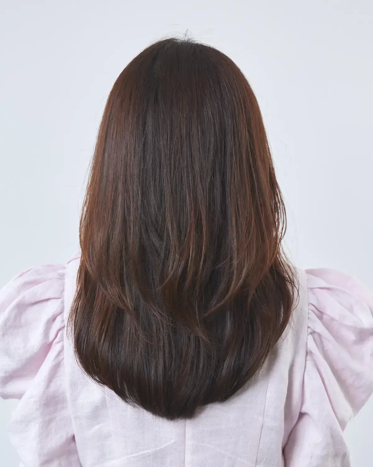 顔まわりの技あり仕込みで、軽やかにセミロングヘアを楽しむ