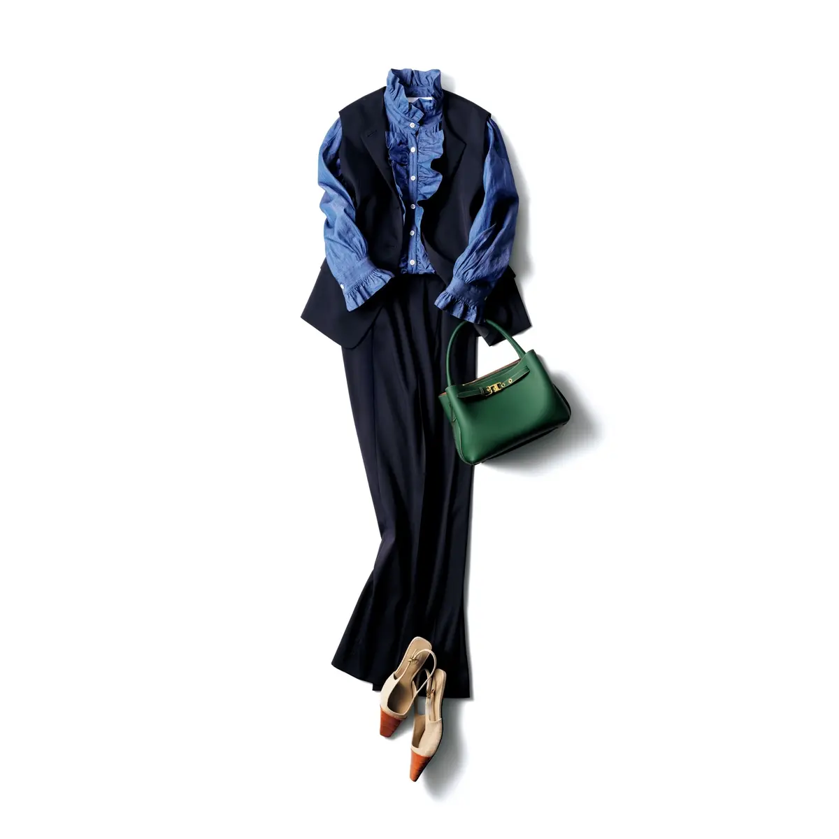 ブルーフリルスタンドカラーシャツに黒ジレと黒パンツを合わせたコーディネート