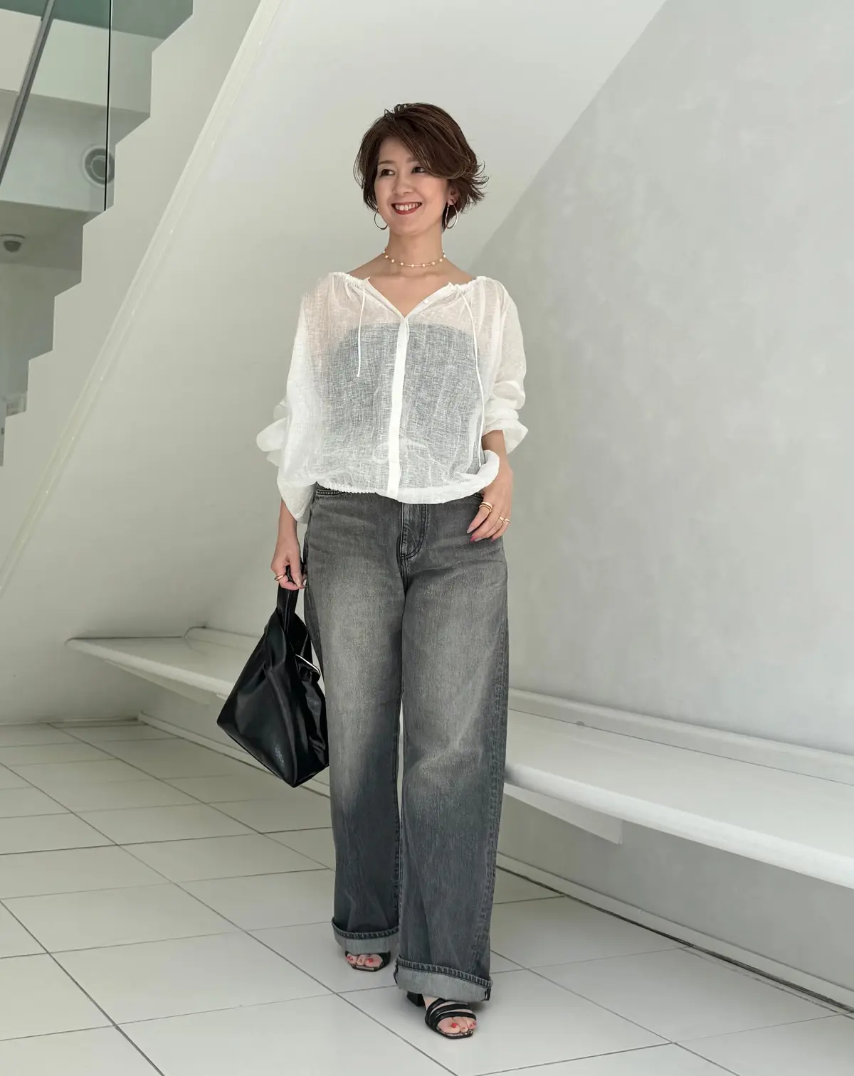 エクラ 華組　根本有加里さん　50代　白シャツ　夏コーデ　全身コーデ