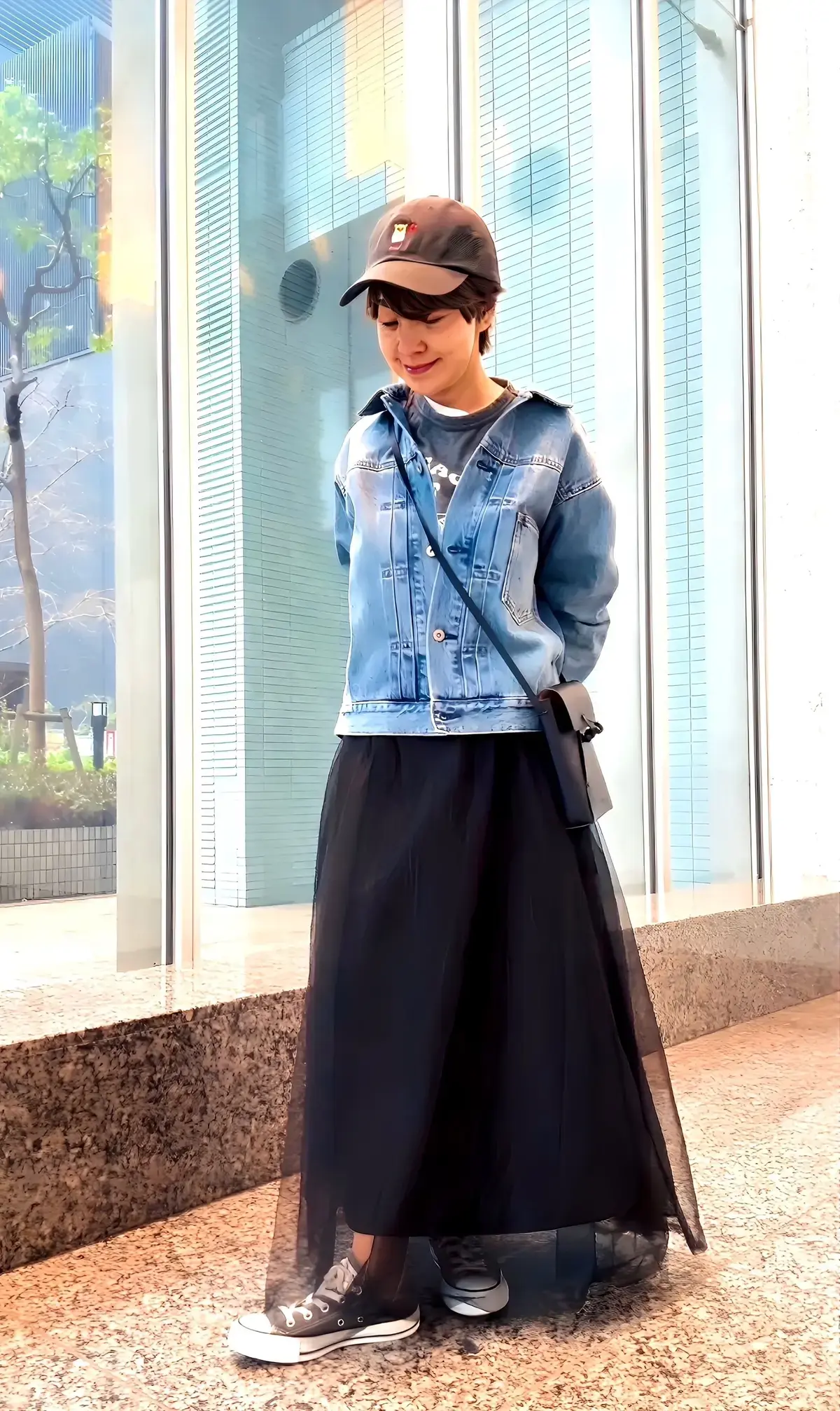 デニムジャケット キャップ、ロゴTシャツ、スニーカー チュールスカート 春コーデ