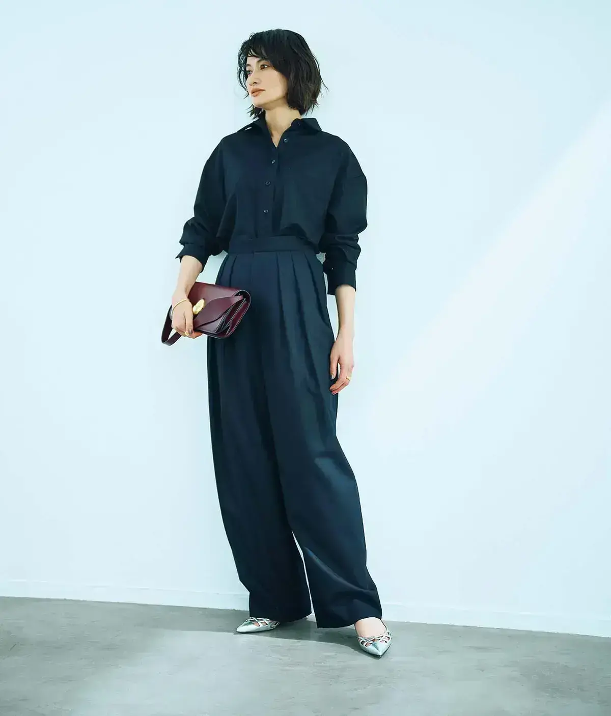 ネイビー　ワイドパンツ　黒シャツ　春コーデ