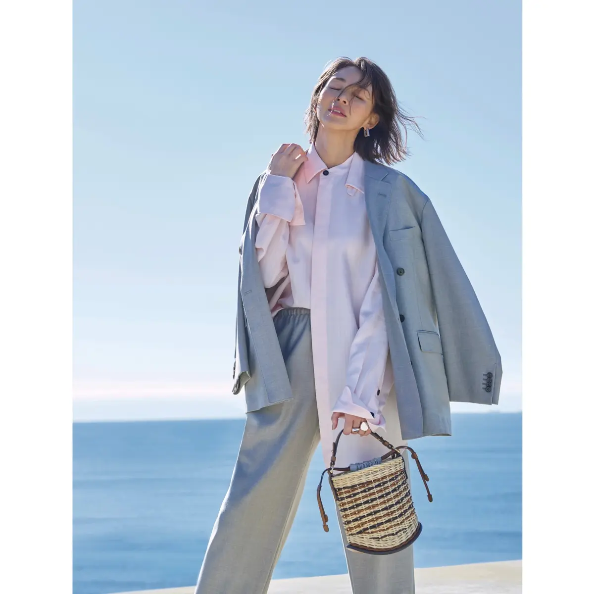 グレージャケットとパンツのセットアップに淡ピンクのシャツを合わせたコーディネート　モデル・SHIHO