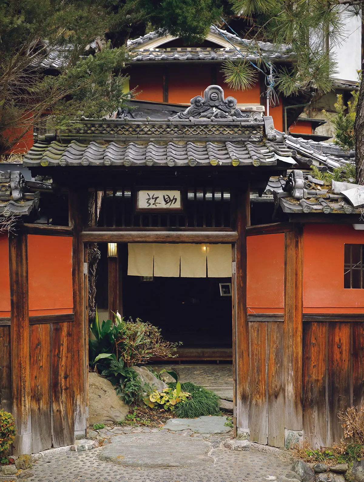 重厚なたたずまいは昭和初期の建物。座敷と広間を備えた3階建ての純日本建築