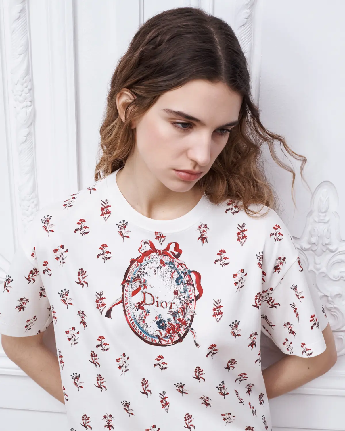 フラワーモチーフがプリントされたTシャツ