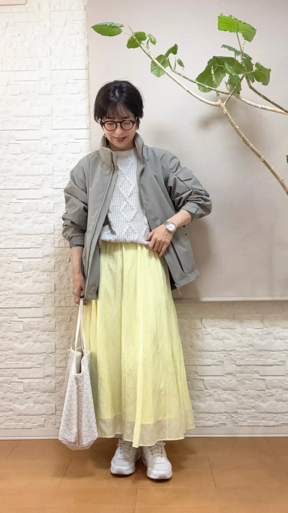 春を感じる、イエロースカートとグレーニッの画像_5