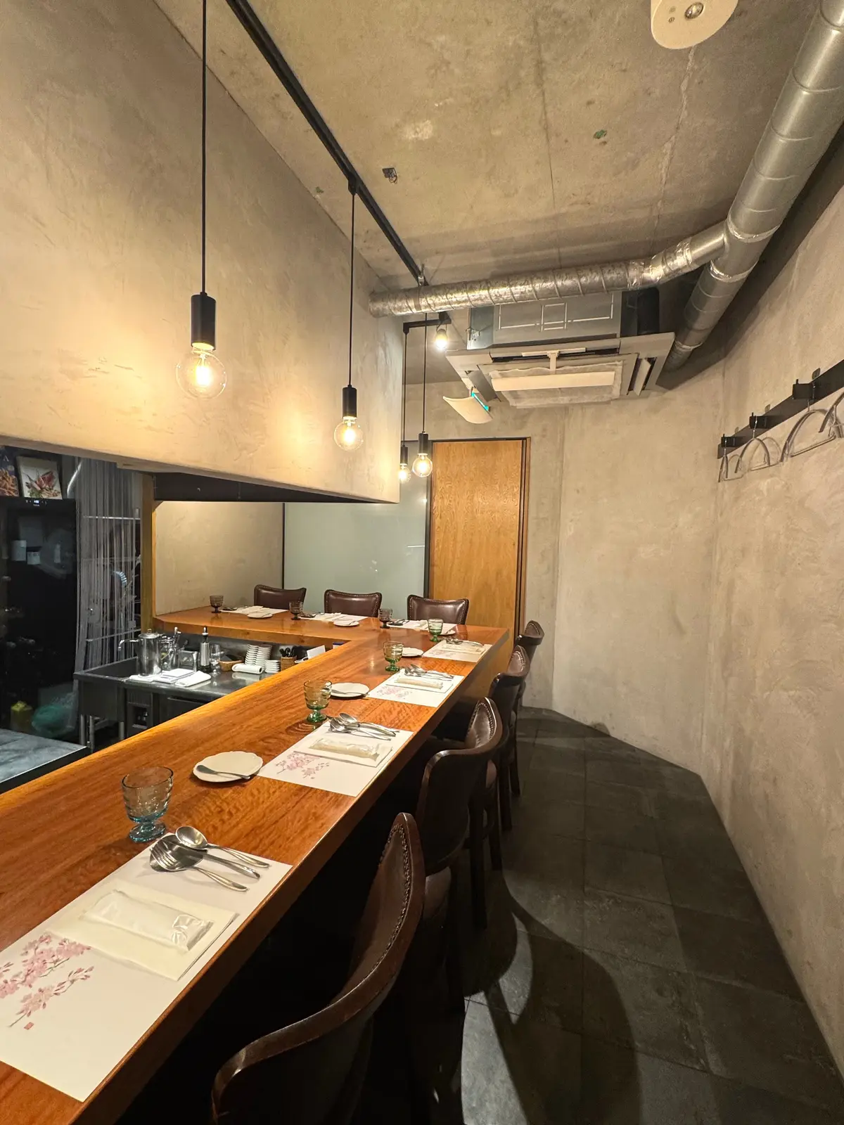 【ZARA】ネイビージャケットを羽織っての画像_1