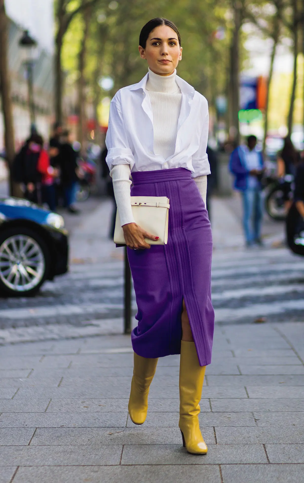 パープルのペンシルスカートに、上半 身は白を合わせて全身をトーンアッ プ