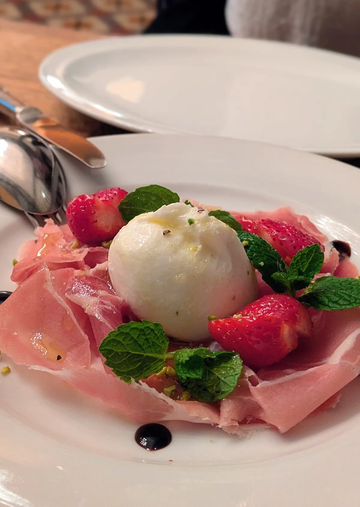 前菜の季節の果物と生ハムのブッラータ