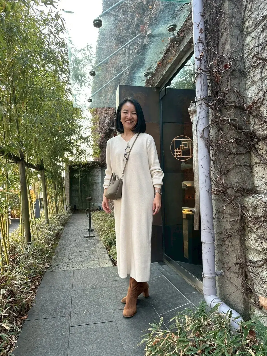 ニットワンピース　白 旅コーデ