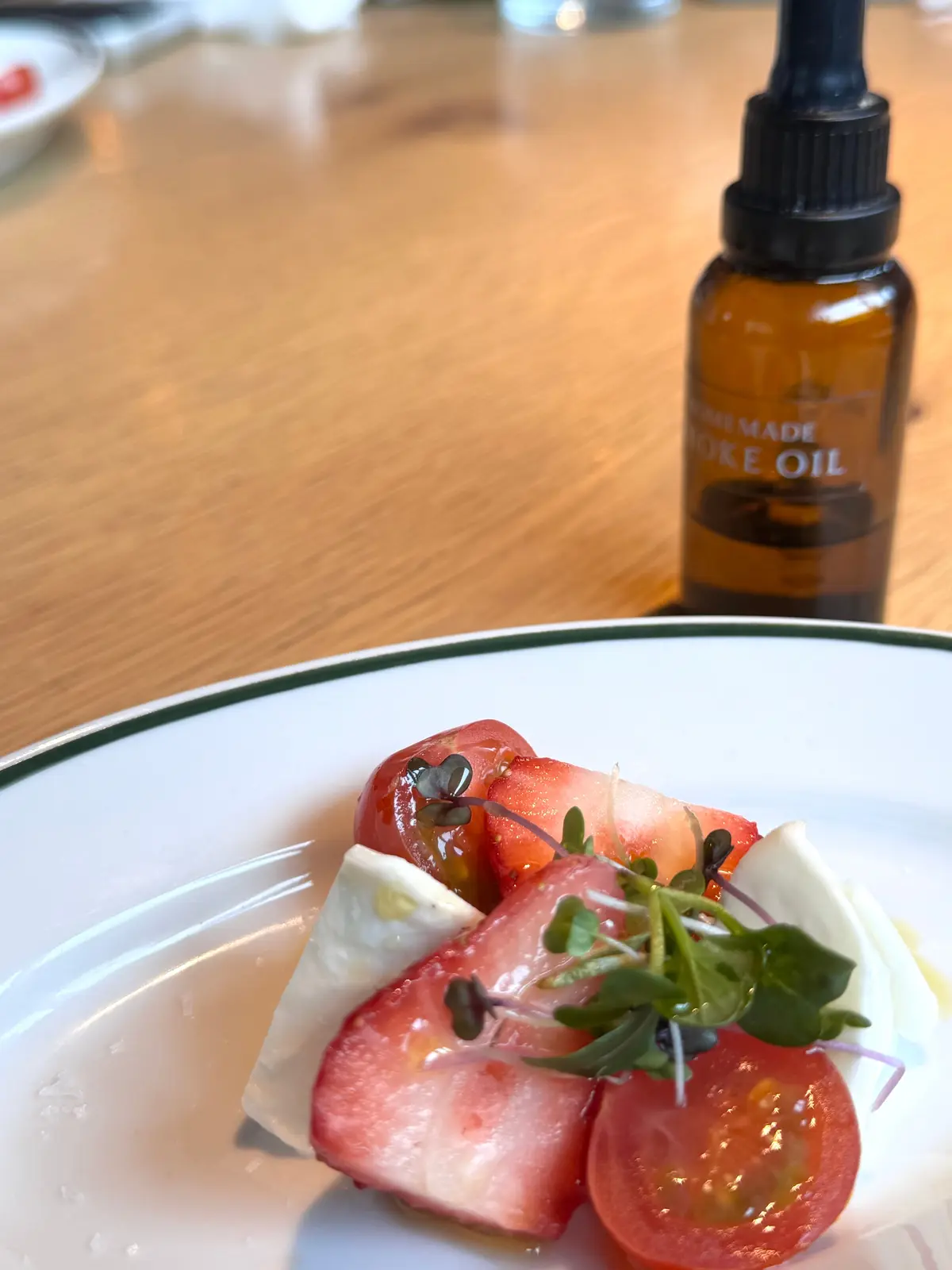 いちごとトマト、モッツァレラチーズの一皿