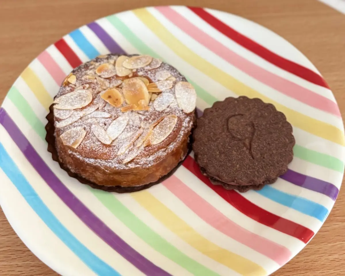 左：ポストック　右：ショコラサンドサブレ