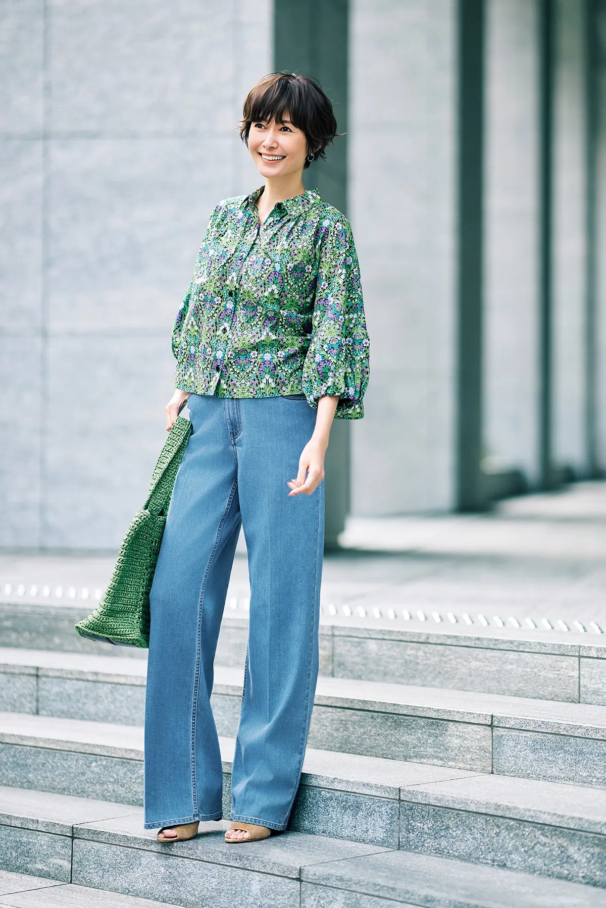 ボタニカルプリントで ナチュラルに着こなす大人のデニムスタイル