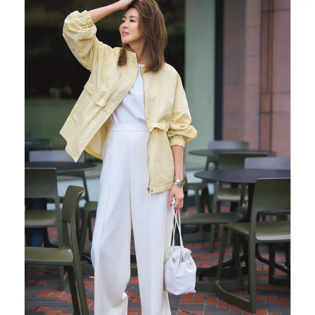 ペールイエローのブルゾンに白トップスと白パンツを合わせたコーディネート　モデル・SHIHO