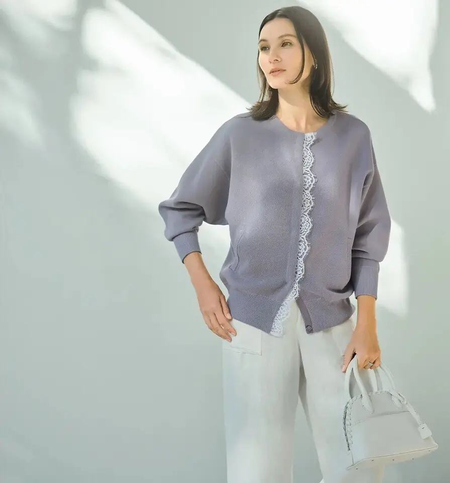 大人の表情に映える華やかなレース使い「前立てレースブルゾン」