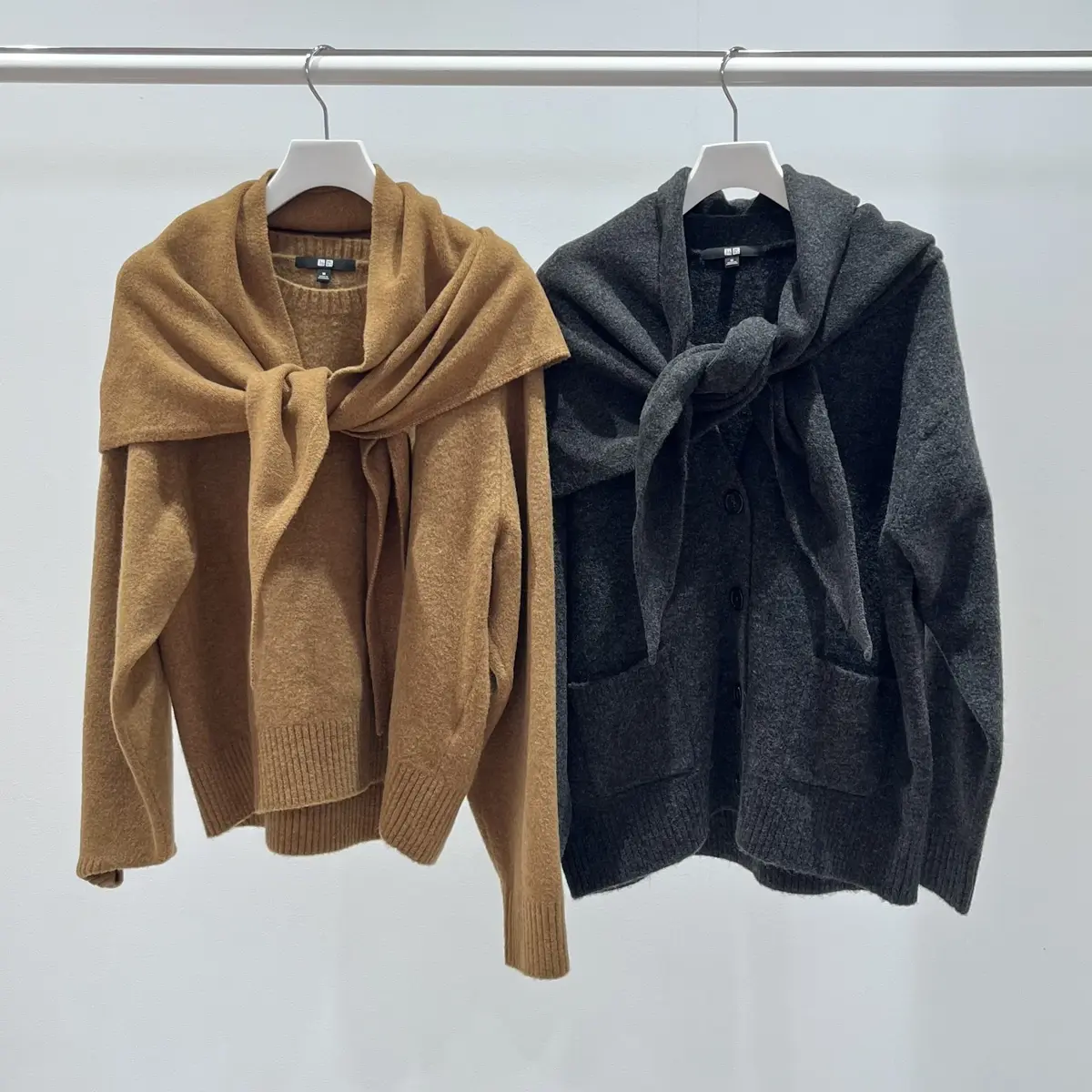 ユニクロ　スフレヤーントライアングルスカーフ　ストールと同じスフレヤーンで編まれたクルーネックセーターとカーディガン