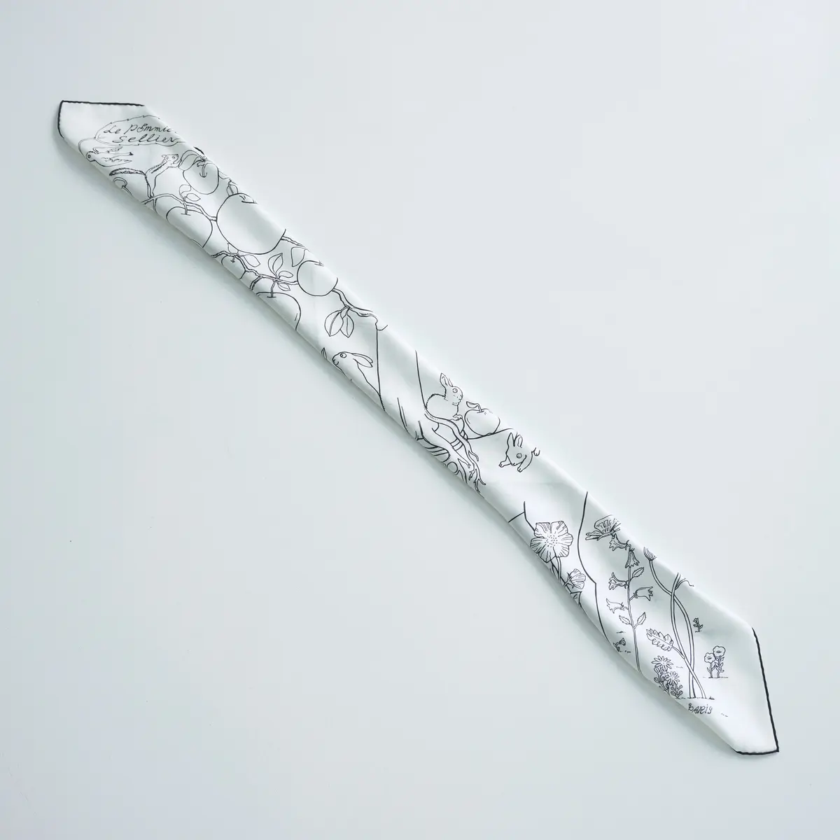 エルメス　スカーフ　巻き方　4、5回折って、幅7～8㎝の 細長い形にする