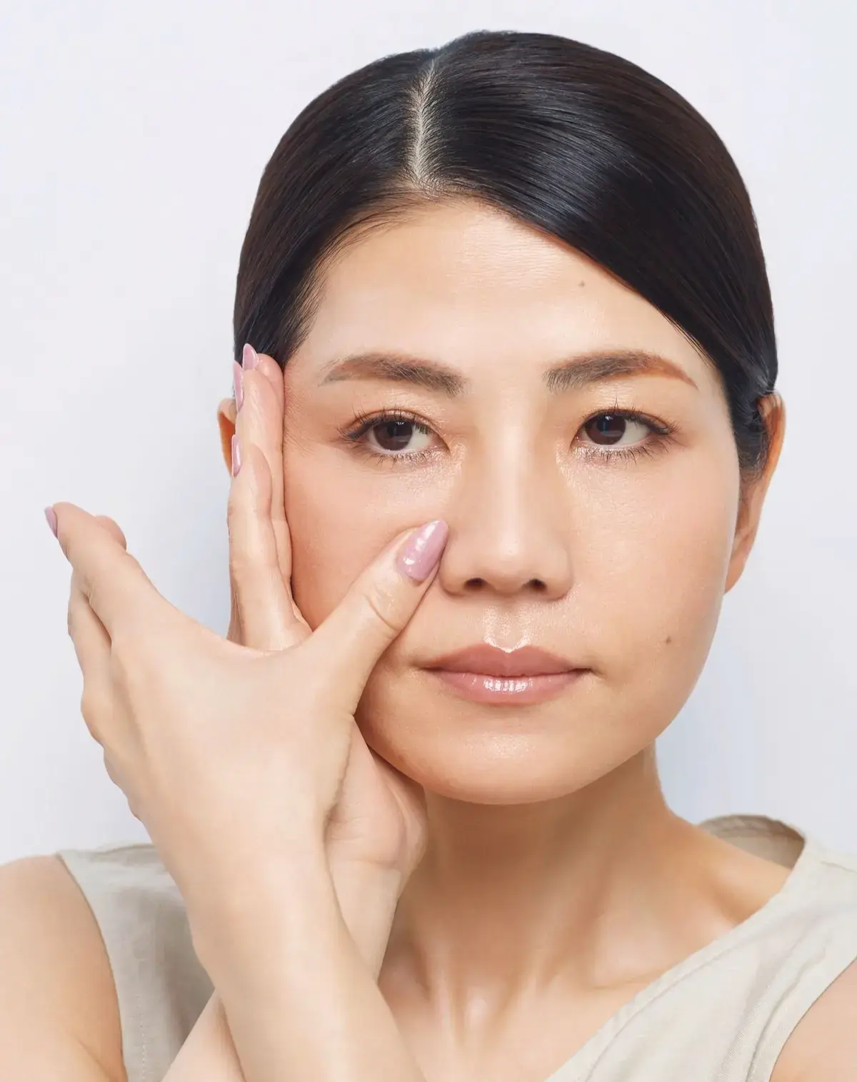 シワ改善コスメだけでは改善しにくい「ほうれい線」マッサージの方法【“夏だるみ”引き上げ大作戦】
