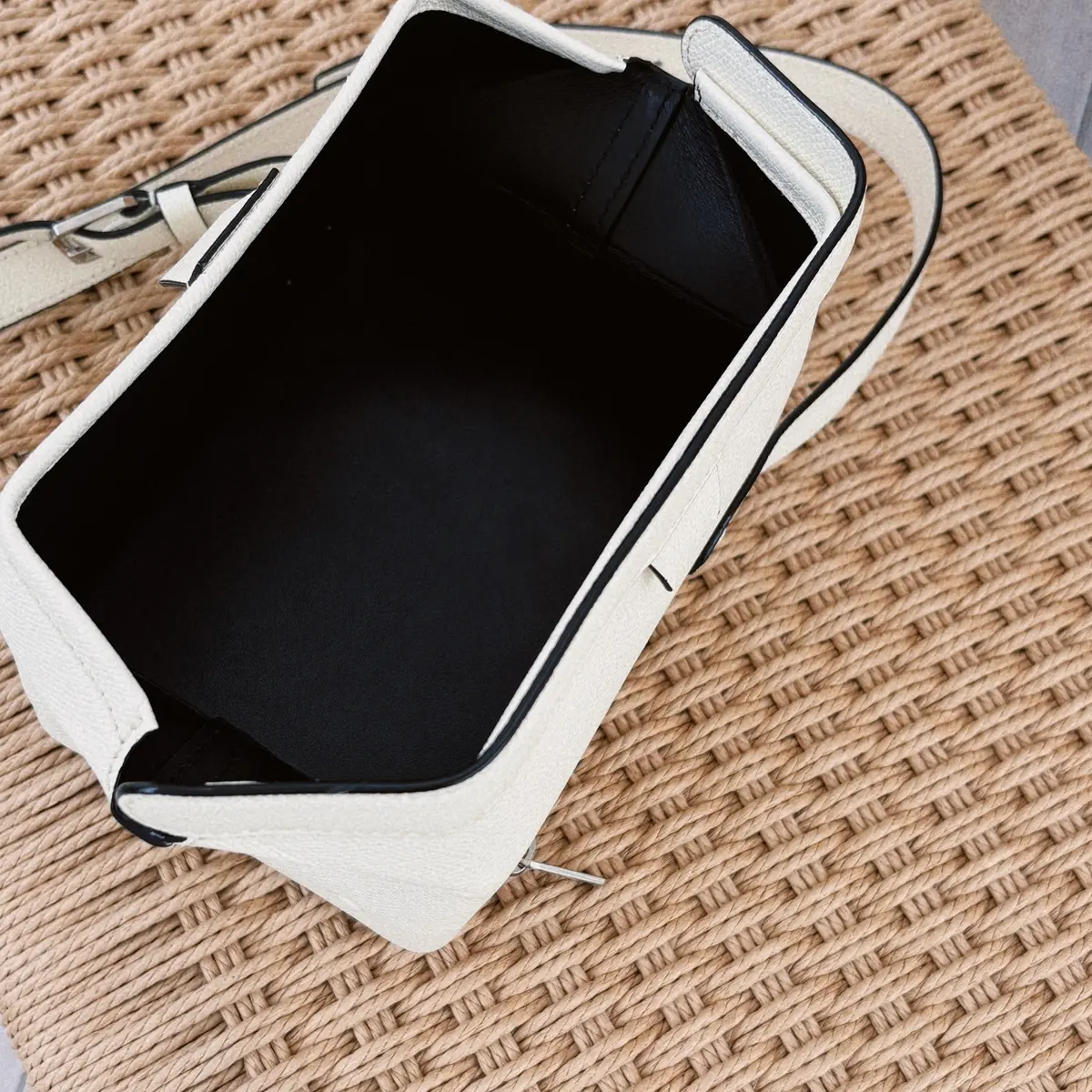 ヴァレクストラ　トリックトラック　バッグの中 エクラ編集部員の偏愛名品図鑑