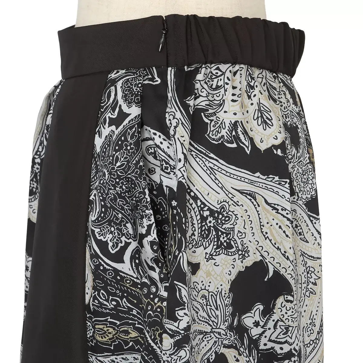 黒と白のペイズリー柄スカート、ウエスト部分はゴムで締められています。