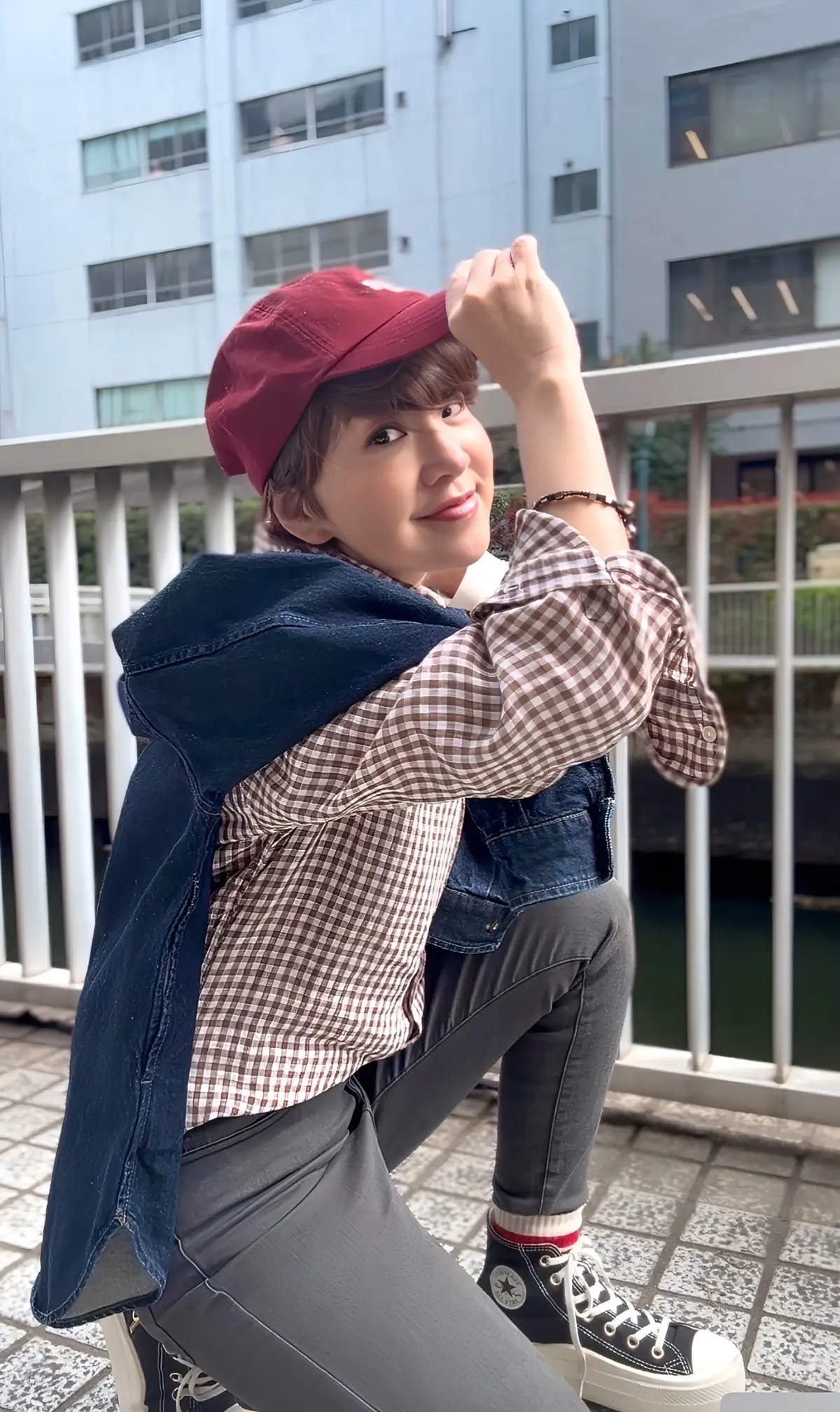 ブラウンのギンガムチェックのシャツxデニの画像_3