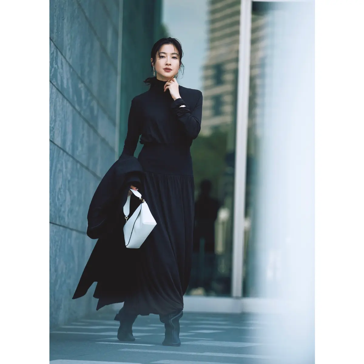 黒タートルネックニットにロングスカートを合わせたオールブラックコーディネート　モデル・絵美里　