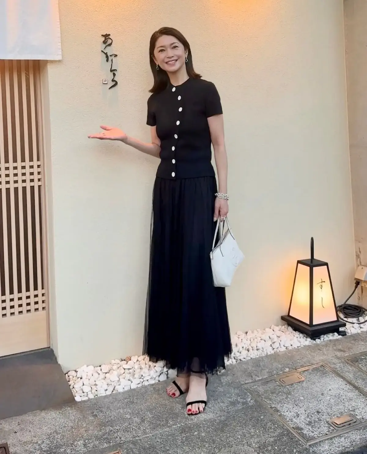 黒コーデ ZARAのアシンメトリーニット