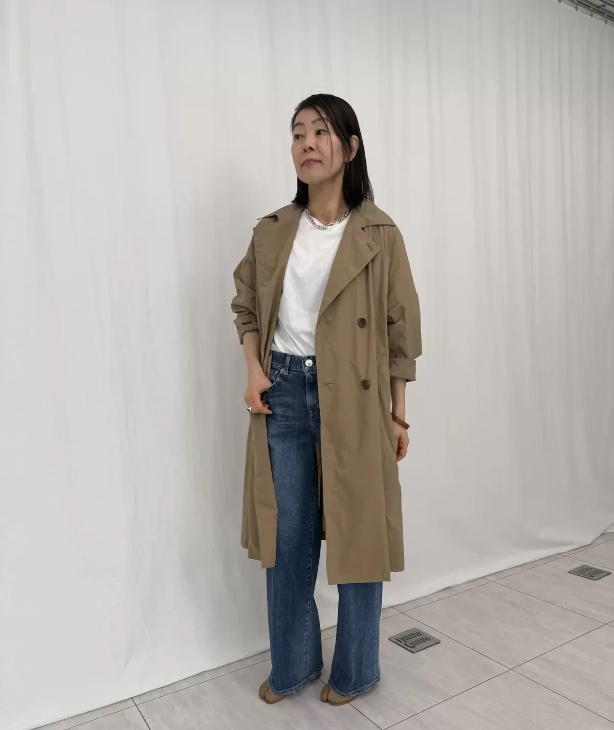 TICCAのトレンチテントコートを着用したスタイリスト村山佳世子さん