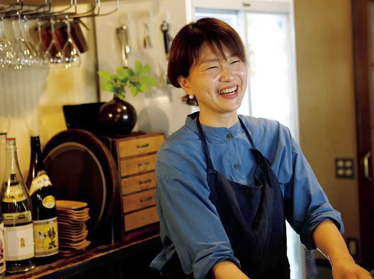 坂上さん。酒の好みや食べたい料理に合わせて、1杯をていねいに提案してくれる　