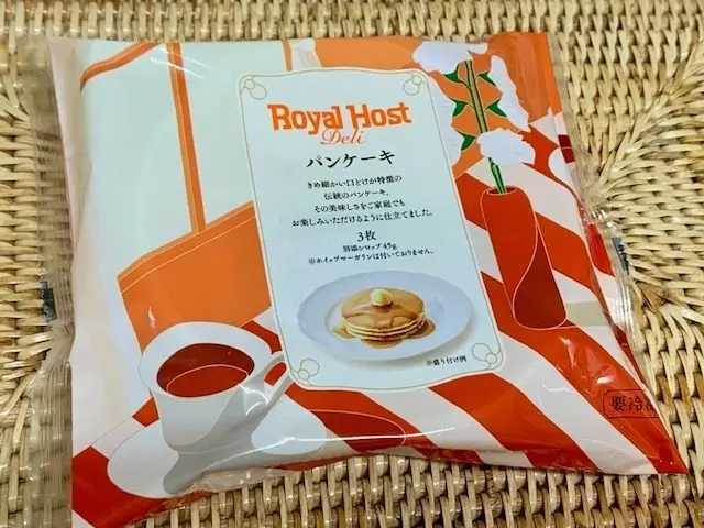 ロイヤルホストデリのパンケーキ3個入りパッケージ、パンケーキとコーヒーのイラスト付き