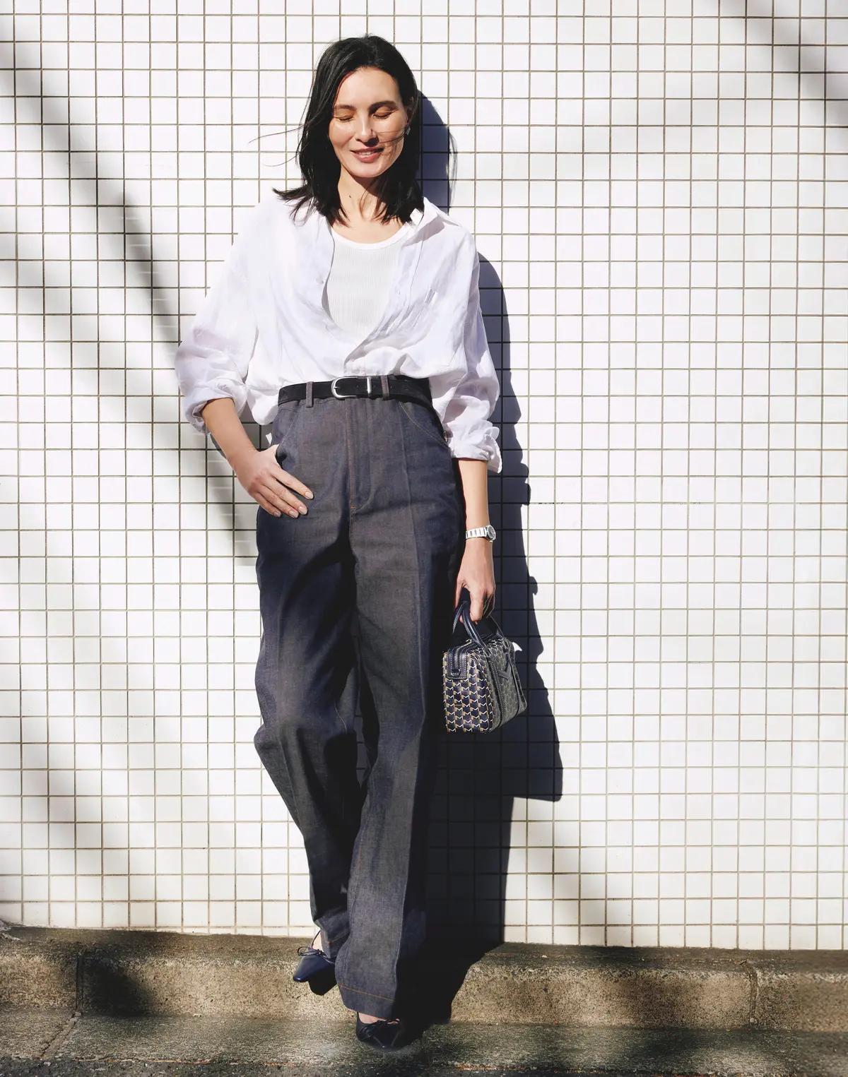 リネンシャツとセンタープレス入りデニム　大人のセンスはここに表れる「白シャツ×デニム」こそ、軽やかリッチに更新を！　