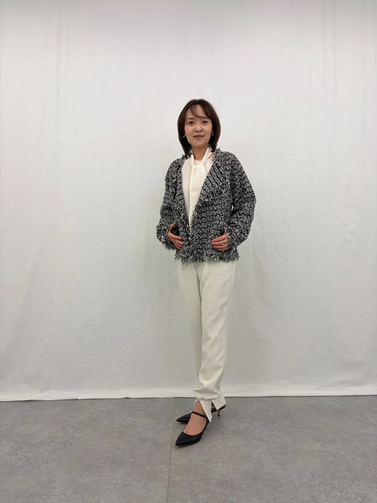 Col Pierrot (コル ピエロ)とエクラがコラボした とろみスリットリブパンツでオフィスコーデ